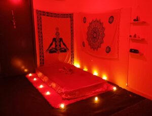 Ambiente preparado para sessão de massagem tântrica e sensorial em Natal RN