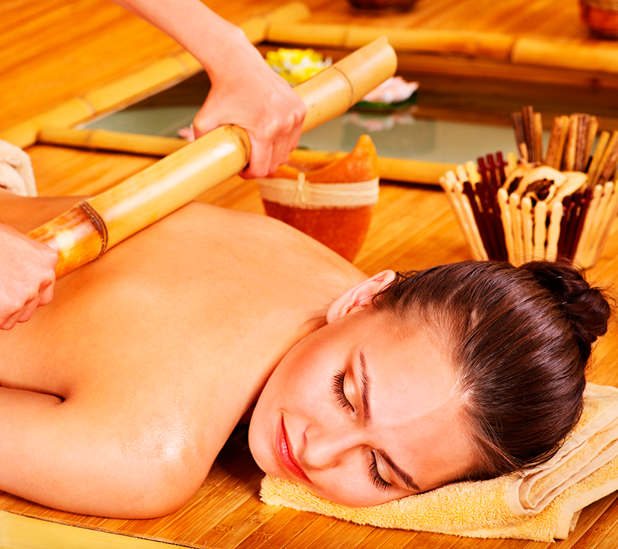 Massagem com aplicação de bambuterapia