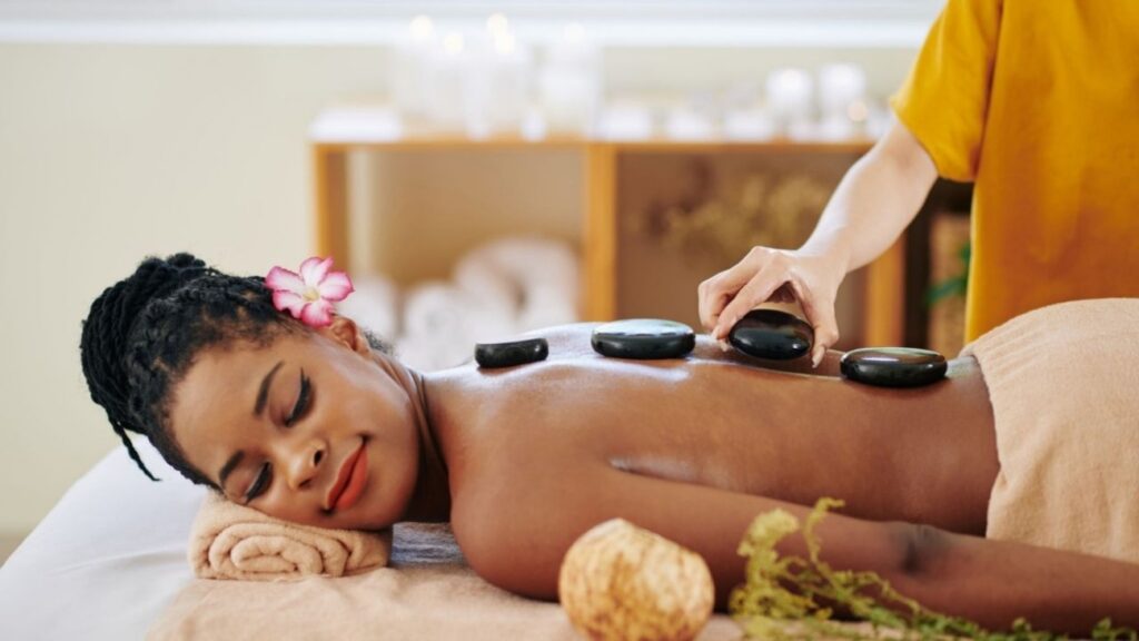 Massagem com aplicação de pedras quentes